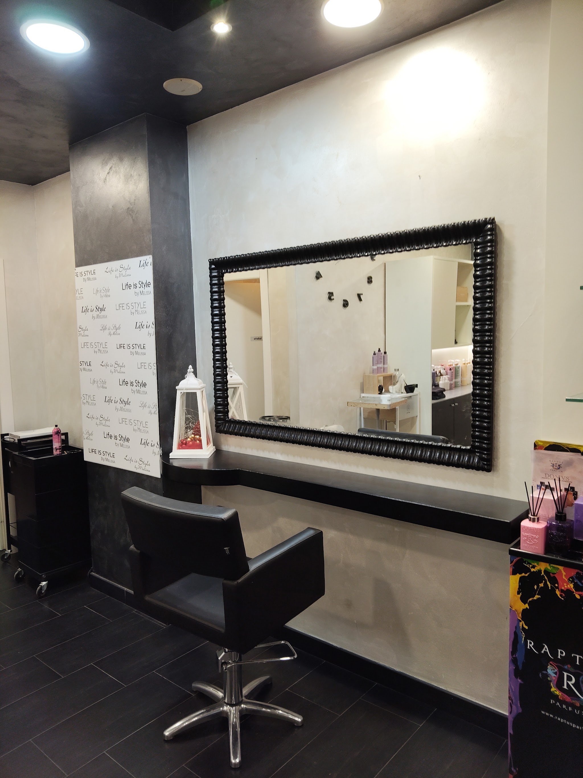 Arredo con specchio in un salone