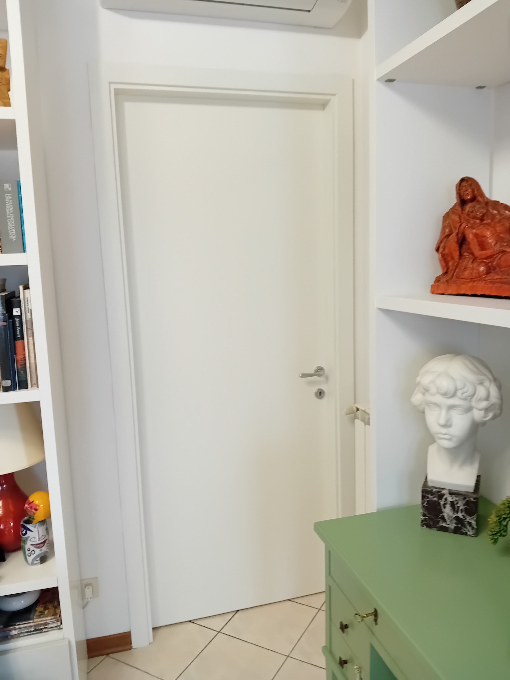 Porta bianca con scaffalatura laterale