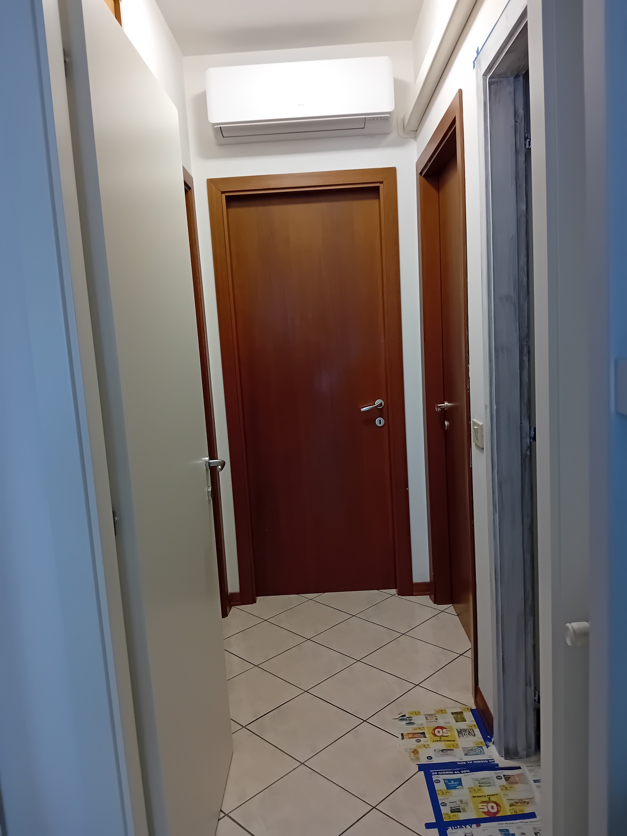 Armadiatura e porta in un ingresso